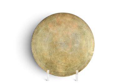 une image représentant une assiette décorative sur fond blanc