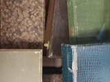une boîte pleine d'objets assortis qui se trouvent dans la boîte