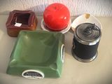 une assiette verte avec un couvercle rouge et une assiette verte avec un couvercle rouge