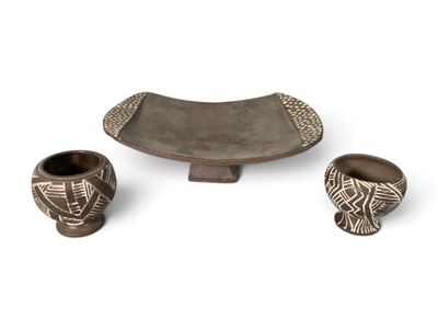trois pièces de poterie posées sur une table l'une à côté de l'autre
