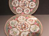 deux assiettes ornées de motifs floraux sont posées sur une table