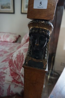 un poteau en bois surmonté d'une tête