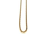 gros plan d'un collier avec une chaîne en or sur fond blanc