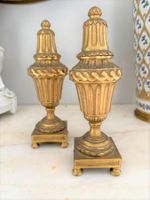 PAIRE DE CASSOLLETTES formant bougeoir en bronze ciselé et d…