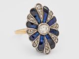 une bague ancienne sertie de saphirs et de diamants en grappe
