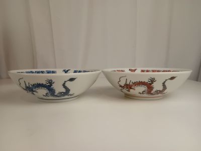 deux bols ornés de motifs de dragons, posés sur une table