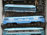 quatre trains bleus dans une boîte posée sur la table