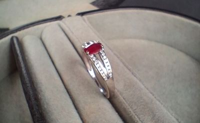 Bague en or blanc (750/1000e) ornée d'un rubis ovale encadré…
