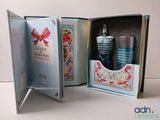 un livre ouvert contenant un flacon de parfum