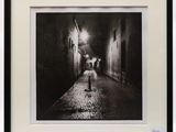 photographie en noir et blanc d'une personne marchant dans une ruelle sombre
