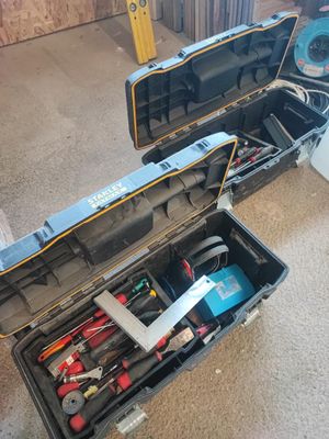 une caisse à outils avec des outils à l'intérieur sur le sol