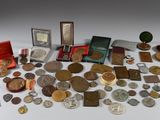 un lot de pièces de monnaie posées sur une table