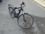 un vélo garé sur le bord de la route