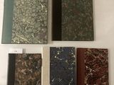 Quatre types de livres différents sont alignés sur une surface blanche