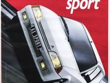 Une publicité pour une voiture de sport est affichée sur un fond rouge.