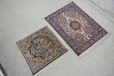 deux tapis posés côte à côte sur le sol