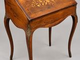 un vieux bureau en bois sur lequel figurent des inscriptions