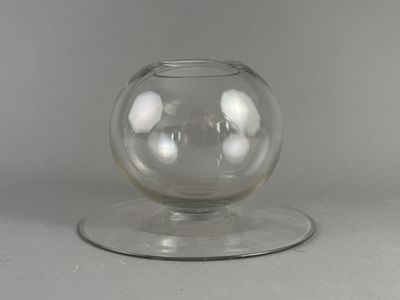 un vase en verre posé sur une assiette en verre