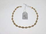 gros plan d'une chaîne de bracelets portant une étiquette de prix