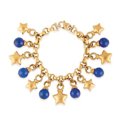 un gros plan sur un bracelet en or orné de perles bleues et d'étoiles