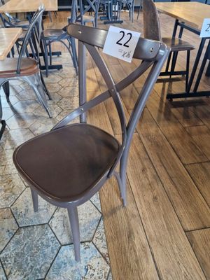 une table et des chaises en bois dans un magasin, avec des étiquettes de prix dessus