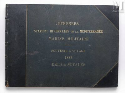 un vieux livre noir orné de lettres dorées, posé sur une surface blanche