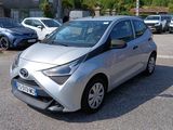 une Toyota AY argentée garée sur un parking