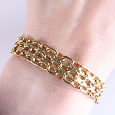 bracelet plaqué or avec un maillon de chaîne au poignet d'une femme