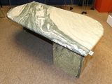 une planche à repasser posée sur une table dans une pièce