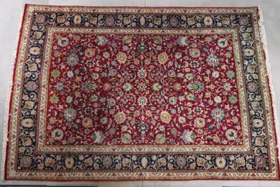 un tapis rouge et noir sur un sol blanc
