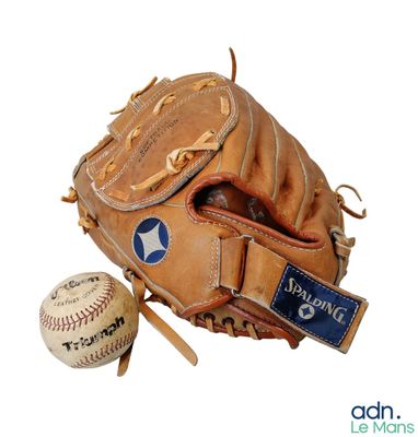 une balle de baseball et un gant de baseball sur fond blanc