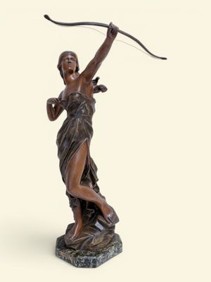 statue d'une femme tenant un arc et une flèche, sur fond blanc