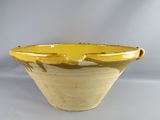 un bol jaune posé sur une table