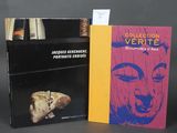 deux livres sont posés l'un à côté de l'autre sur une table