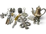 beaucoup d'objets en argent qui se trouvent sur la table