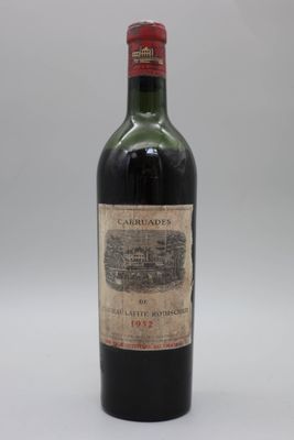 une vieille bouteille de vin posée sur une table blanche