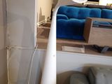 une lampe posée par terre à côté d'un canapé