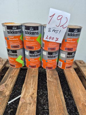 plusieurs pots de peinture posés sur une palette en bois