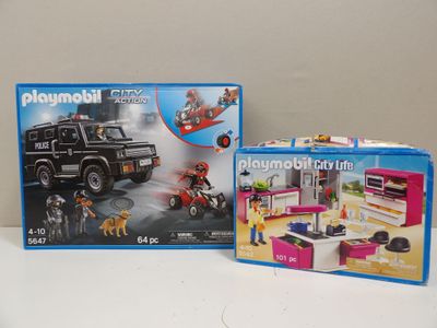 deux coffrets Playmobil City posés sur la table