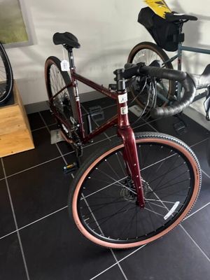 un vélo posé sur le sol d'une pièce