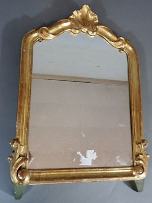 Cadre en bois sculpté et doré à décor de feuillages et coqui…