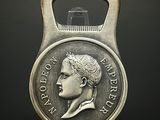 une image représentant un décapsuleur sur lequel repose une pièce de monnaie
