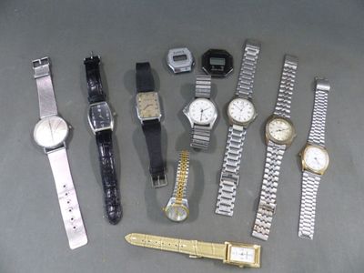 beaucoup de montres et des montres posées sur la table