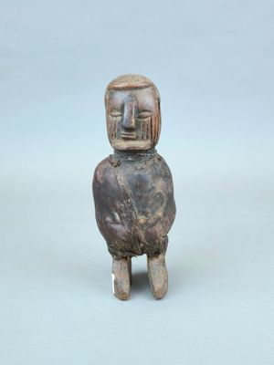 figurine représentant un homme portant un casque sur la tête
