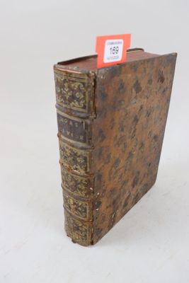 un vieux livre sur lequel est collée une étiquette rouge