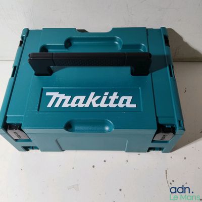 La boîte à outils Makita est ouverte sur la table.