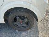 une voiture blanche qui a un pneu crevé