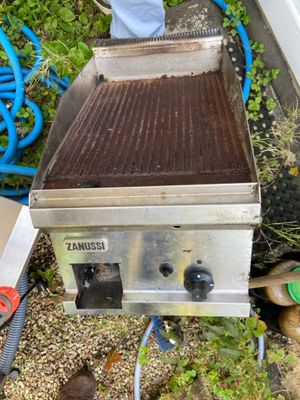 Grill ZANUSSI usagé Vente à l'Hôtel des ventes - 26 bis allé…