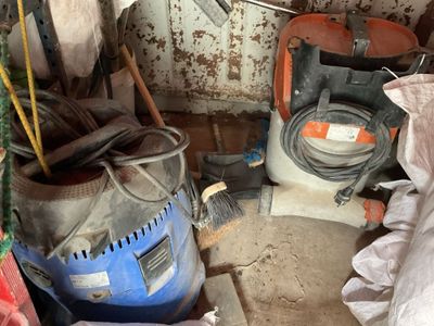 une photo d'une pièce encombrée, avec beaucoup de désordre