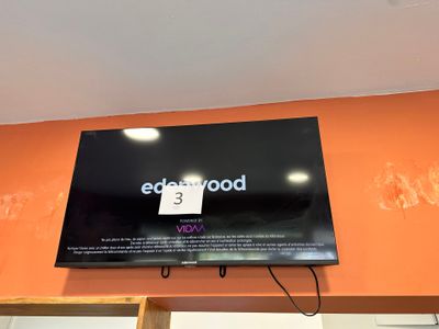 une télévision à écran plat fixée au mur au-dessus d'une porte